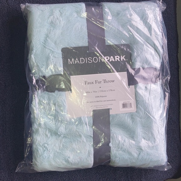 Relisted Madison Park faux fur throw 60 X 70 in - Picture 4 of 13